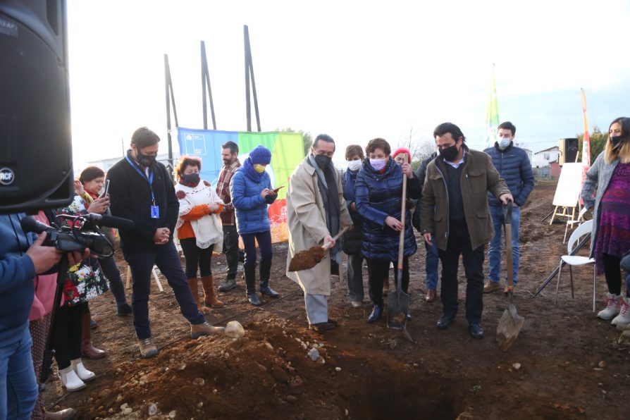 Delegado del Ranco Alejandro Reyes y familias de Río Bueno realizan felices la colocación de primera piedra de espacio comunitario