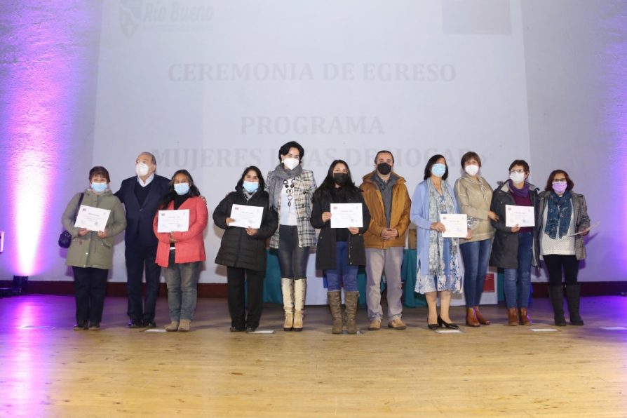 Delegado Presidencial del Ranco Alejandro Reyes, encabeza ceremonia de egreso de programa Mujeres Jefas de Hogar