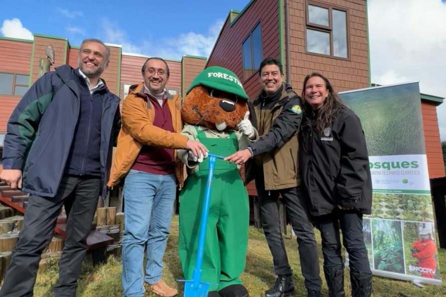 Delegado presidencial del Ranco asiste a lanzamiento de Proyecto de restauración del Parque Nacional Alerce Costero.
