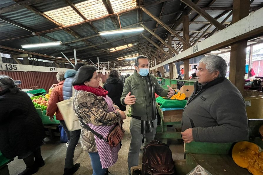 La Unión: Delegado Presidencial del Ranco visitó a dirigentes de feria libre