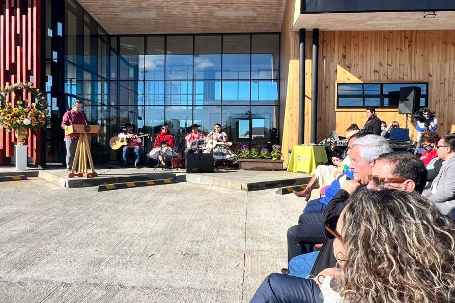 Delegado presidencial Alejandro Reyes participó de la inauguración de nuevo terminal de buses de Lago Ranco