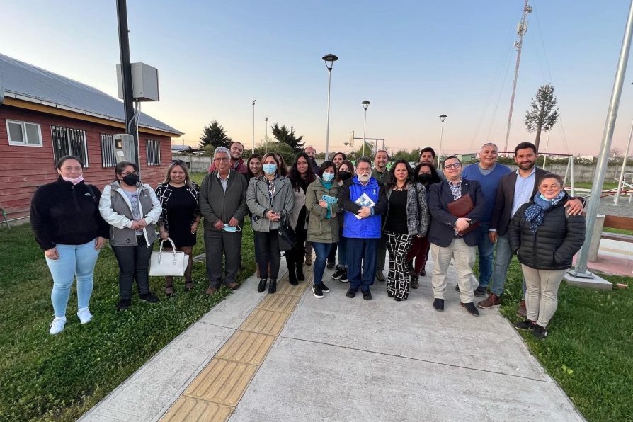 Delegado presidencial Alejandro Reyes, y gobernador regional, participaron de importante reunión con vecinos y vecinas de Portal Mackena, en Río Bueno