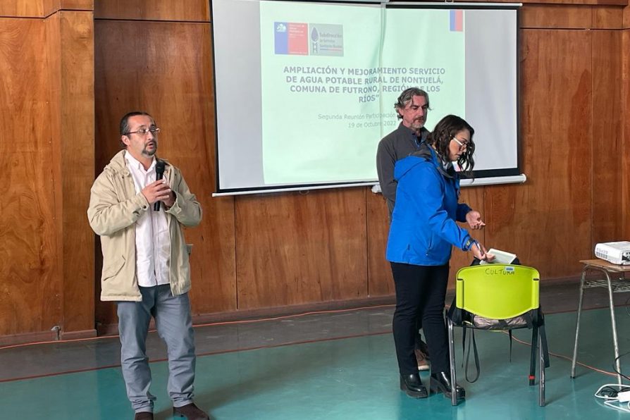 Delegado Presidencial Alejandro Reyes dialoga junto a comunidad en jornada de participación ciudadana por APR en Futrono