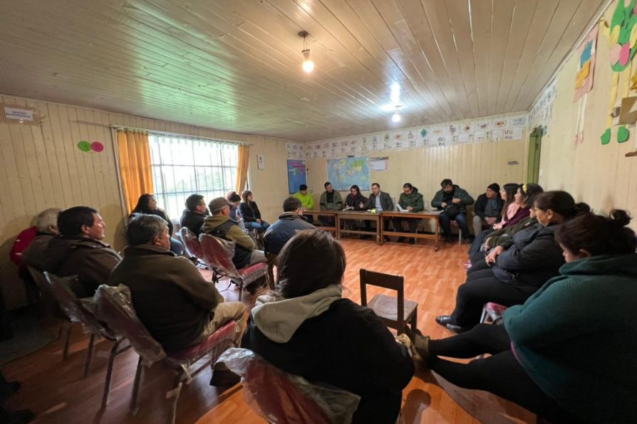 Conectividad y agua potable rural fueron principales temas en diálogo entre Delegado Presidencial Alejandro Reyes y comunidad de Purrihuín