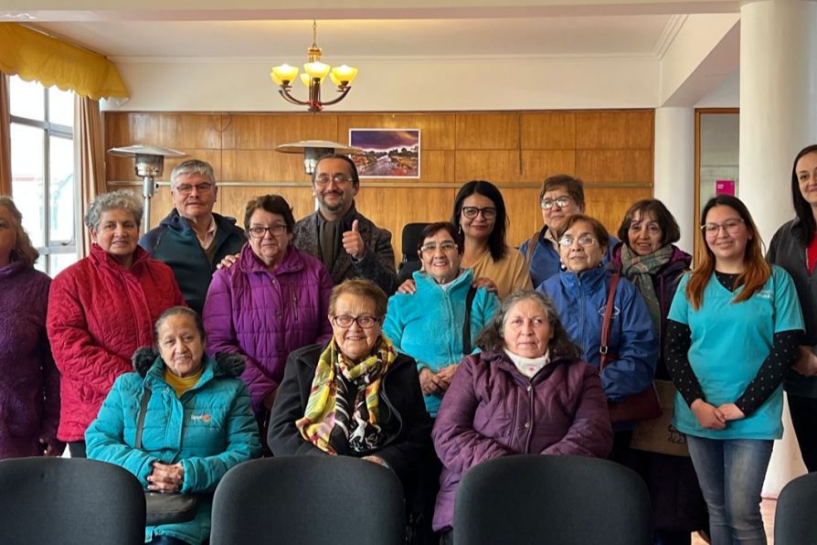 Mes de las personas mayores: Delegación presidencial del Ranco asiste a Charla de Auto cuidado junto a Podólogas en municipalidad de La Unión.