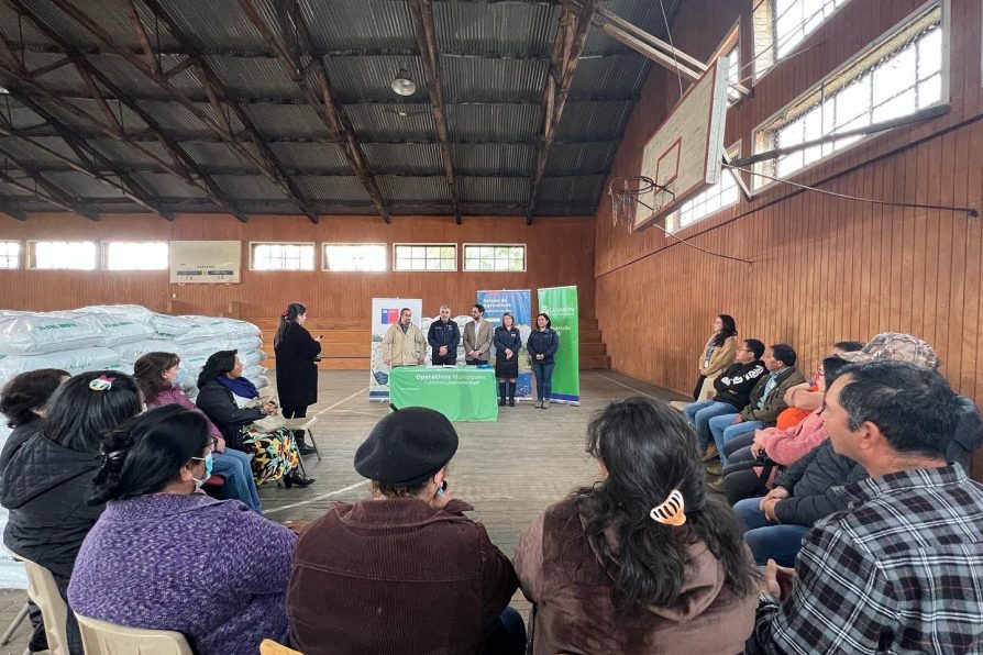 Delegado presidencial del Ranco, seremi de agricultura y municipalidad de La Unión, participan de entrega de fertilizantes por emergencia agricola