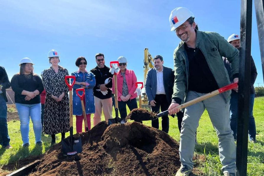 <strong>Autoridades, dirigentes y vecinos instalan primera piedra de conjunto habitacional “Dulces Sueños” de Río Bueno</strong>