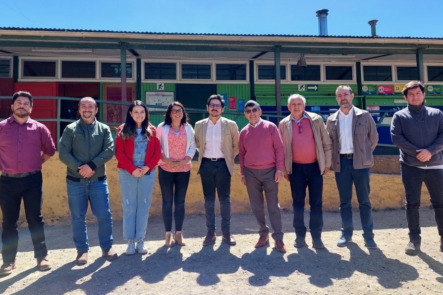 <strong>Delegado del Ranco Alejandro Reyes establece encuentro entre seremis y directivos de escuela rural en Huillinco</strong>