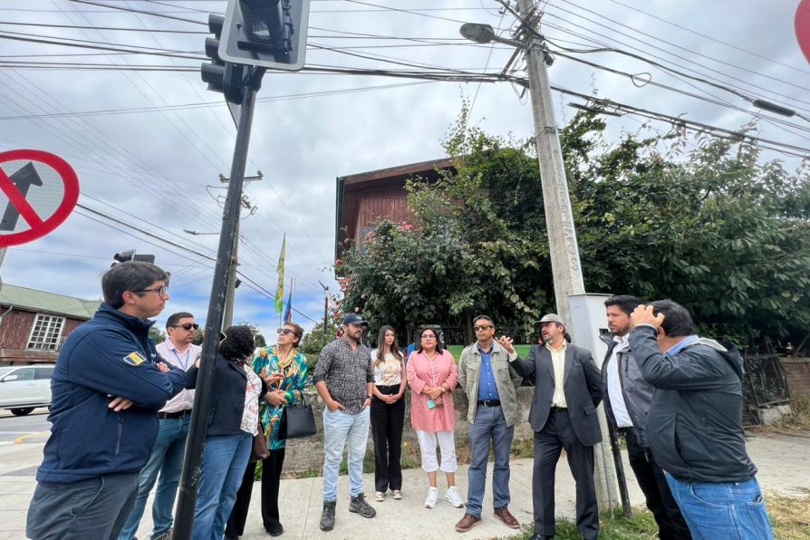 <strong>Delegado del Ranco y Seremi de Transportes gestionan en Futrono conexión de cruce semaforizado local al control UOCT</strong>