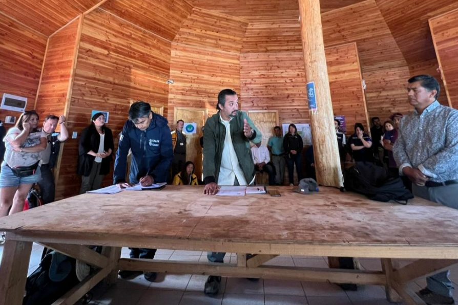 <strong>Delegado provincial Alejandro Reyes lidera encuentro de trabajo en Isla Huapi entre servicios públicos y comunidad</strong>