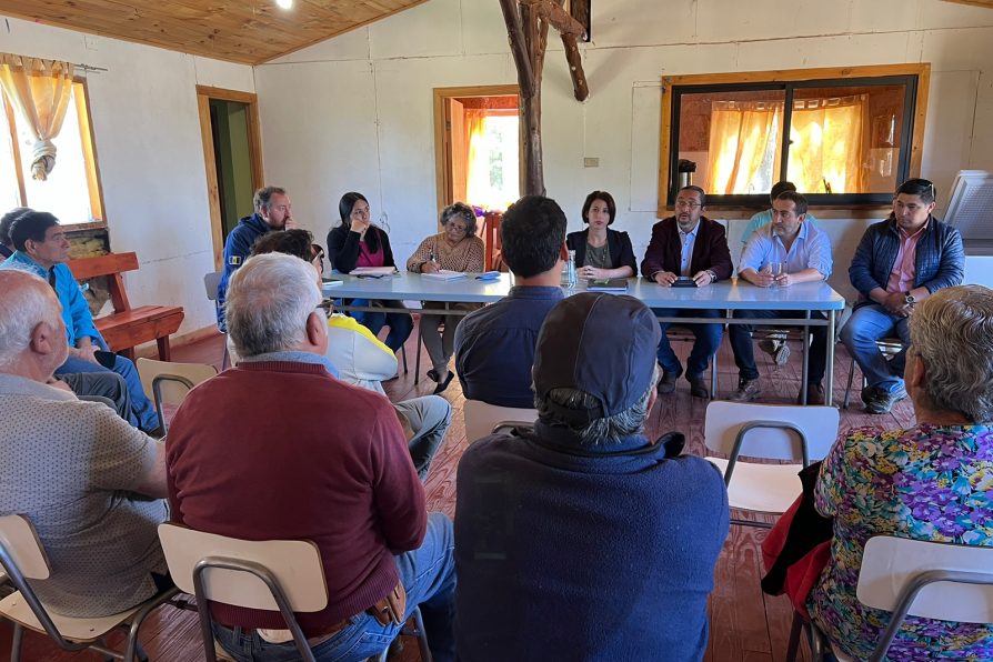 Delegado del Ranco Alejandro Reyes y seremi MOP realizan provechoso encuentro con dirigentes de Quimán Alto