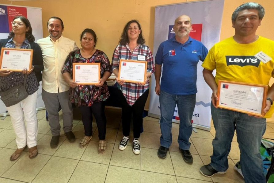 Delegado Provincial Alejandro Reyes, y director regional de Fosis, encabezaron certificación de emprendedores en Lago Ranco