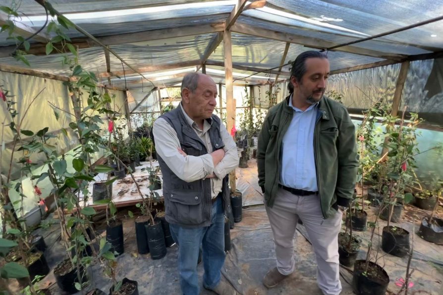 <strong>Delegado presidencial del Ranco Alejandro Reyes destaca a exponente local de la producción agro frutícola y actividad ecológica</strong>