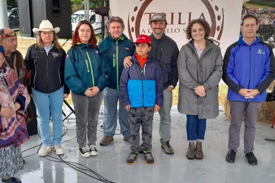 <strong>Delegado del Ranco Alejandro Reyes acompaña a dirigentes impulsores de tradicional Trilla a Caballo Suelto realizado en Illahuapi</strong>