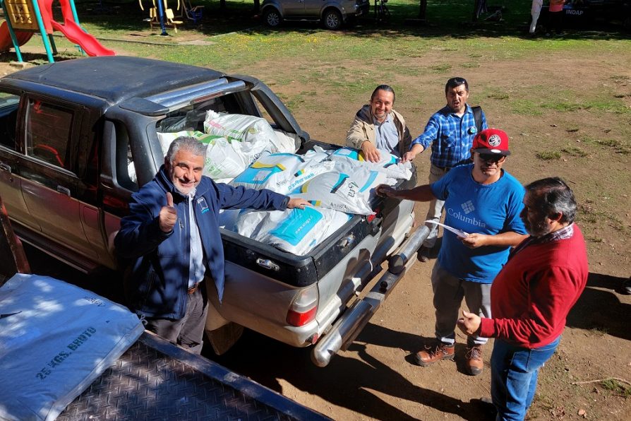 Intensa agenda agrícola encabeza Delegado del Ranco con entrega de insumos Indap para familias campesinas