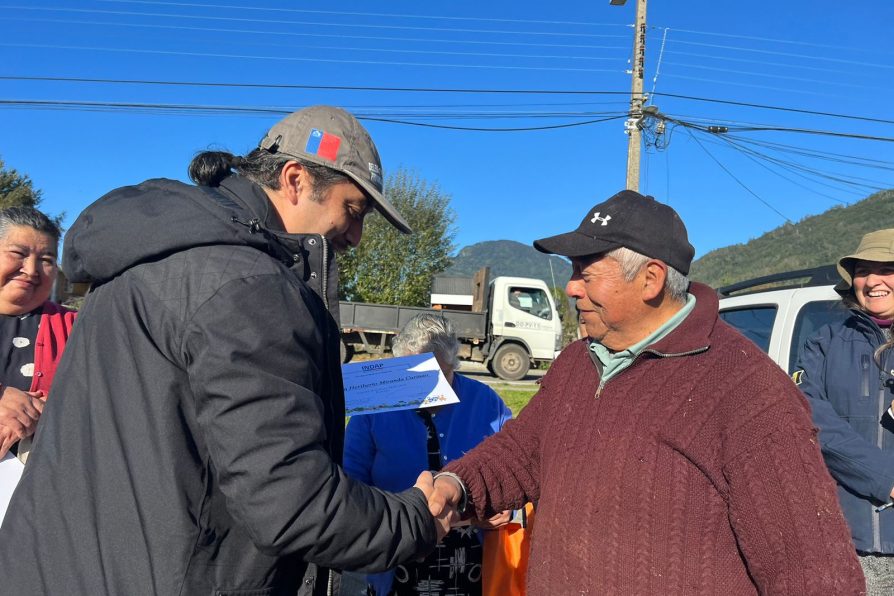 Delegado del Ranco Alejandro Reyes y familias campesinas de Llifén celebran beneficios del programa PDTI de Indap