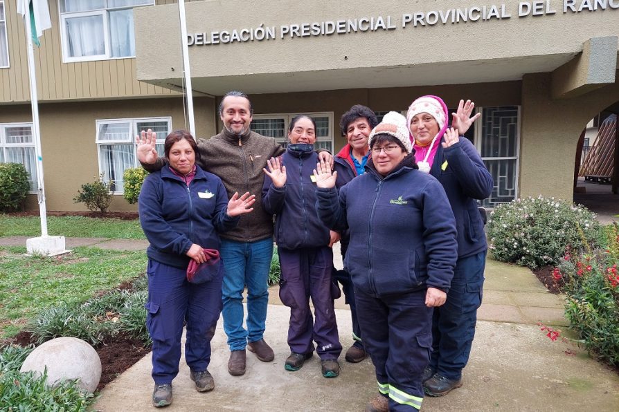 Trabajadoras y trabajadores de hermoseamiento de jardines públicos tuvieron encuentro con el Delegado del Ranco Alejandro Reyes