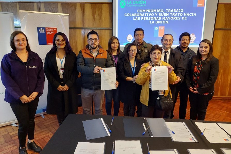 Firman acuerdo de compromiso para trabajo colaborativo por el buen trato hacia las personas mayores de La Unión