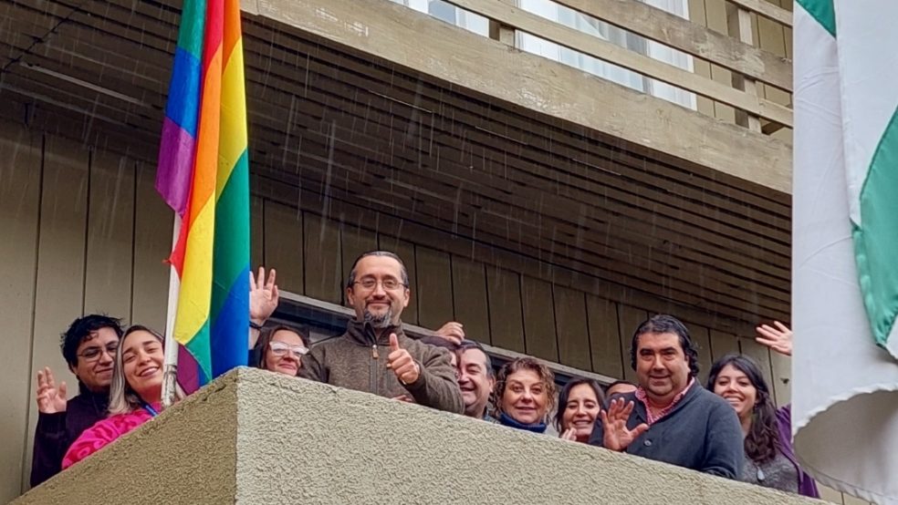 Delegación del Ranco realiza izamiento de bandera de la Diversidad, conmemorando el día contra la Homofobia, Lesbofobia, Transfobia y Bifobia