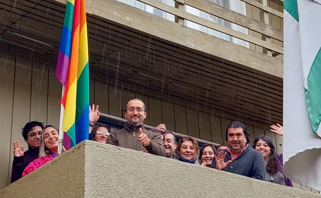 Delegación del Ranco realiza izamiento de bandera de la Diversidad, conmemorando el día contra la Homofobia, Lesbofobia, Transfobia y Bifobia