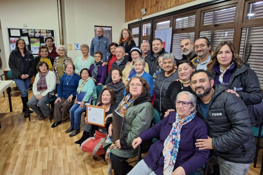 Delegado del Ranco y Fosis Los Ríos entregan apoyo a destacada agrupación de coristas mayores
