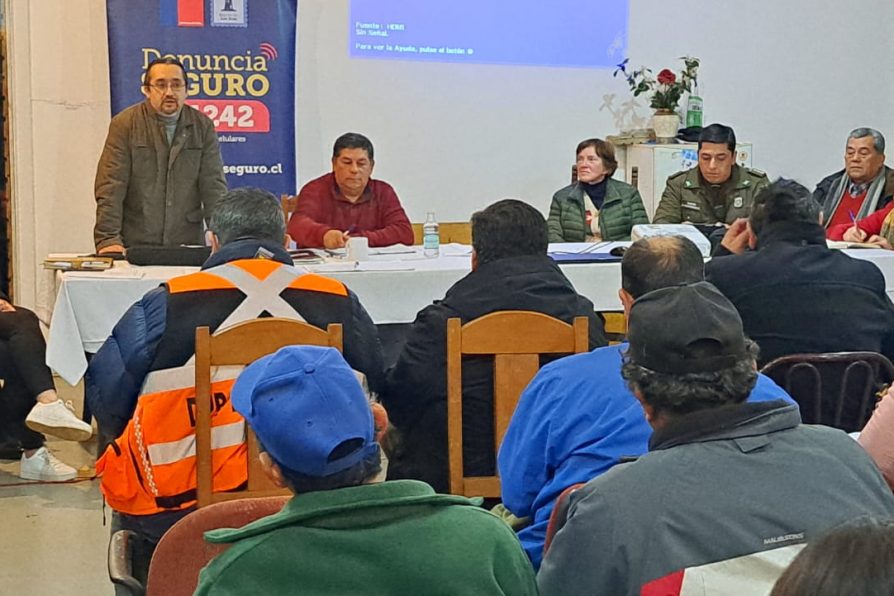 Delegado del Ranco se reúne con vecinos de Huape Roy-Roy para revisar desafíos comunitarios en materia de seguridad