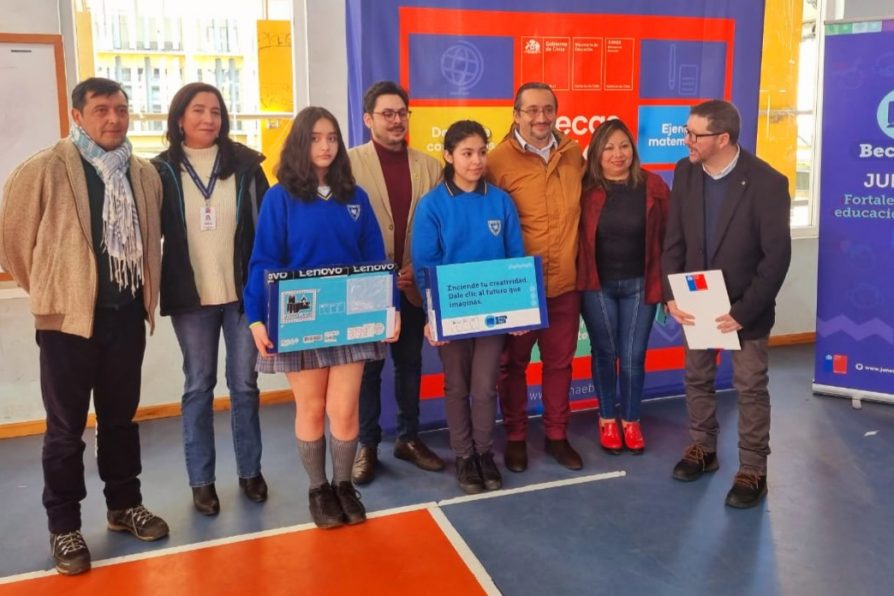 Realizan entrega de Becas TICS en La Unión