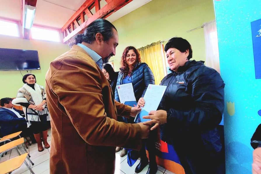 31 familias de Río Bueno recibieron subsidios de sectores medios