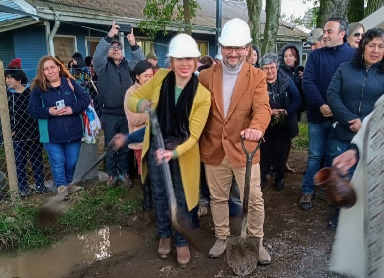 Equipo territorial acompaña a dirigentes de Carimallín en colocación de primera piedra para importante proyecto de conectividad