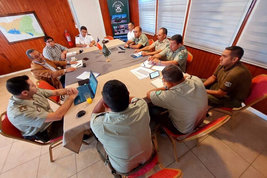 Verano Seguro: en Futrono Delegado lidera jornada de coordinación con directivos provinciales de Carabineros y autoridad marítima