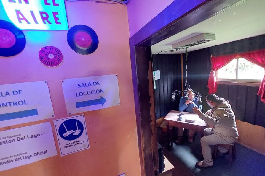 Delegado Alejandro Reyes Catalán visita Radio del Lago de Futrono e informa sobre alcances del Royalty e impactos del GET en la provincia