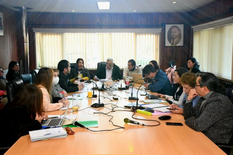 Delegado Alejandro Reyes Catalán y seremi MOP participan en concejo municipal extraordinario para revisar cartera de proyectos de Futrono