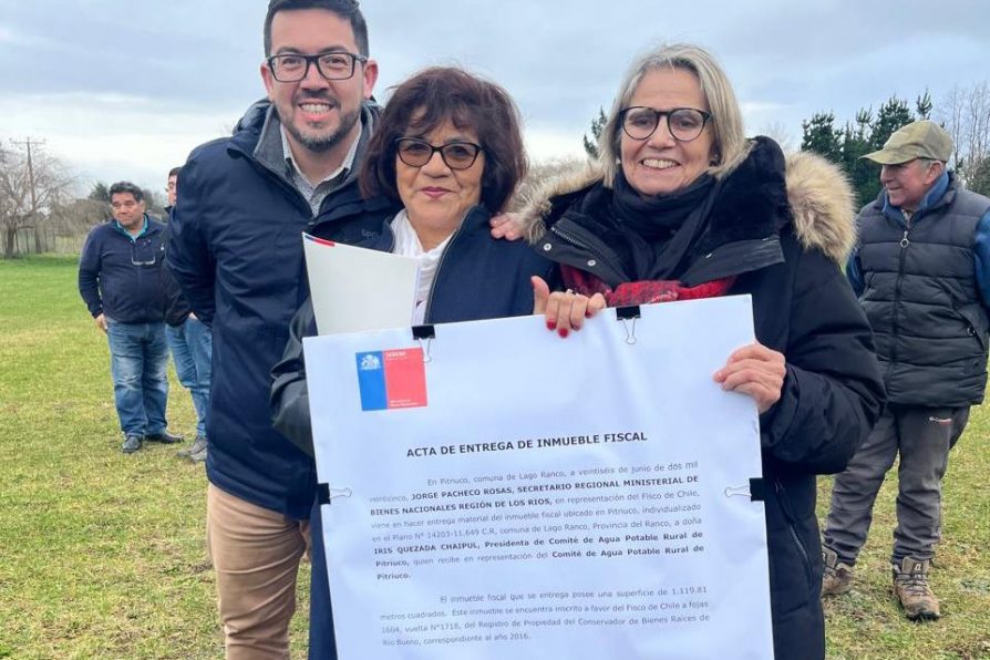 Delegada provincial Alejandra Álamos y seremi de Bienes Nacionales, otorgan terreno fiscal al APR Pitriuco en Lago Ranco