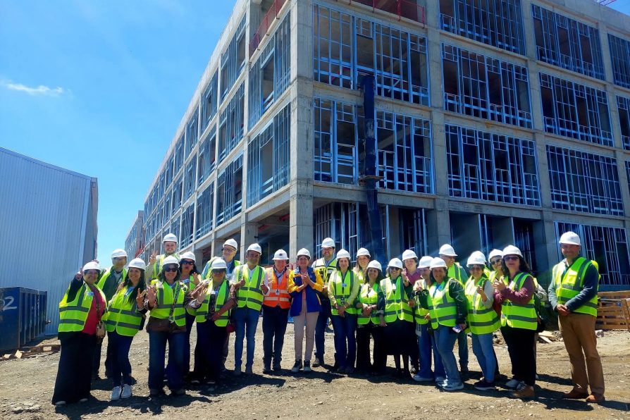 Delegada Alejandra Álamos Herrera, autoridades y dirigencias sociales, constatan avances en nuevo Hospital de Río Bueno