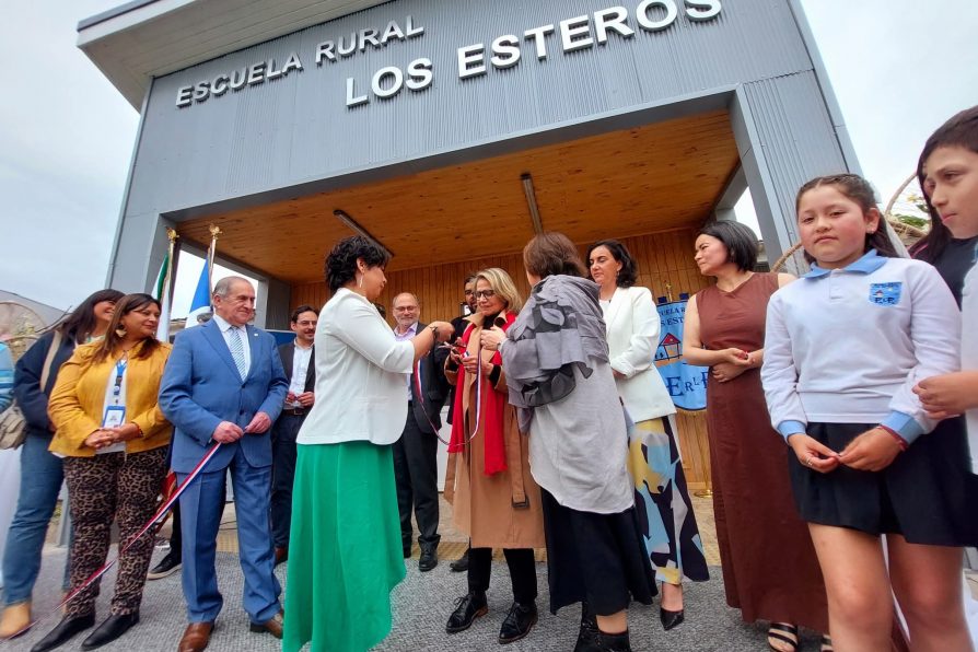 Delegada del Ranco lidera inauguración de proyecto de conservación en Escuela Rural Los Esteros, con más de 425 millones de inversión