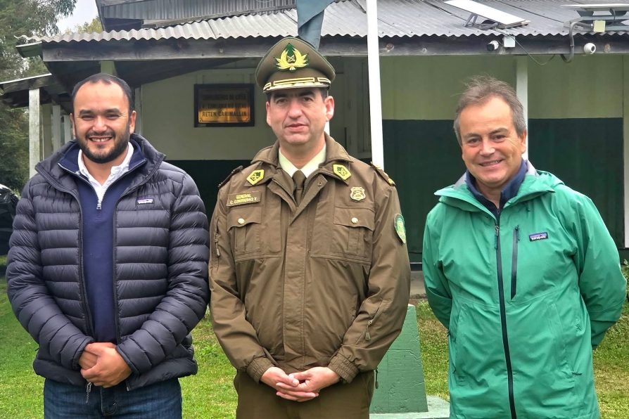 Delegado del Ranco y jefe regional de Carabineros visitan Retén de Carimallín