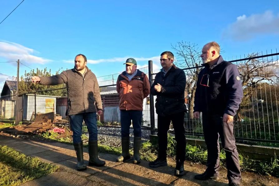 Delegado Alex Valderrama gestiona moderna maquinaria para la limpieza de aguas servidas en hogares más afectados por sistema frontal en La Unión