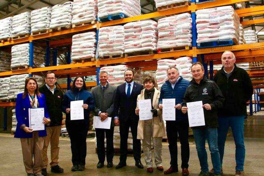 Delegado del Ranco gestiona 25 toneladas de concentrado animal para agricultores afectados gracias a Colun y Aproval