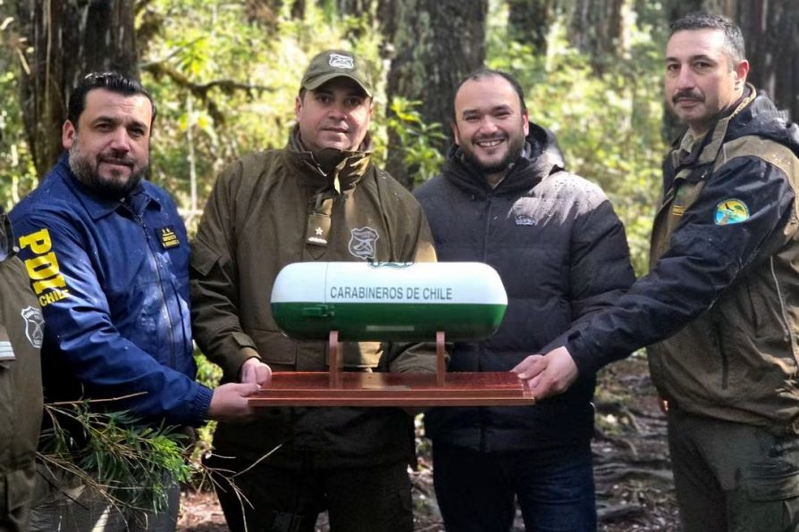 Delegado del Ranco y Carabineros presenta la Cápsula del Tiempo en Parque Nacional Alerce Costero
