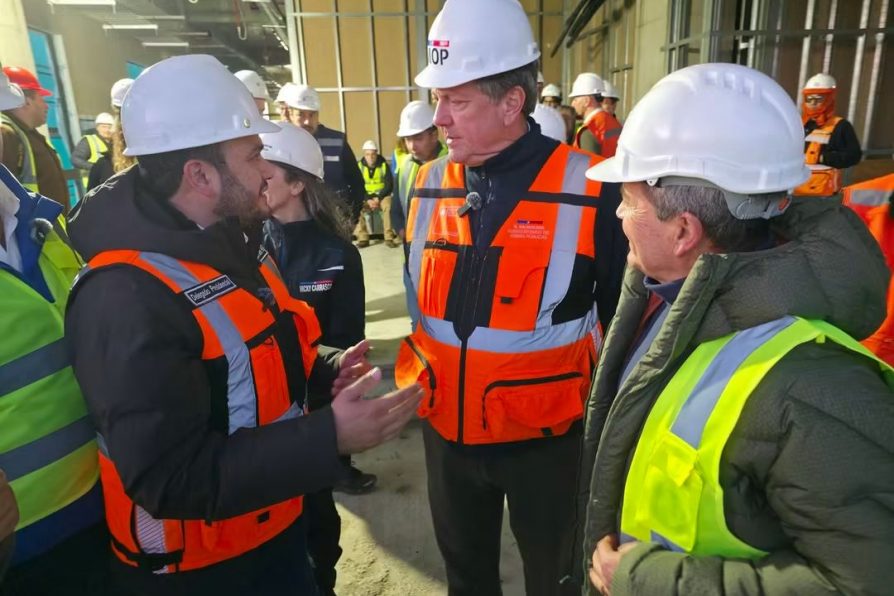 Subsecretario MOP visitó obras de hospital Río Bueno y dialogó desafíos de conectividad con delegado Alex Valderrama
