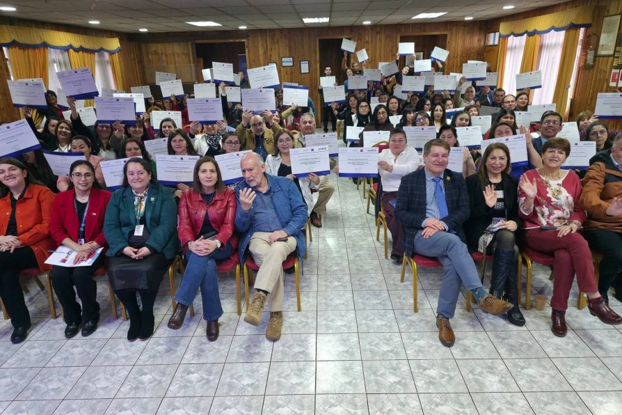 Un total de 150 trabajadores de establecimientos educacionales de Río Bueno y La Unión recibieron su certificación de competencias laborales, a través de ChileValora